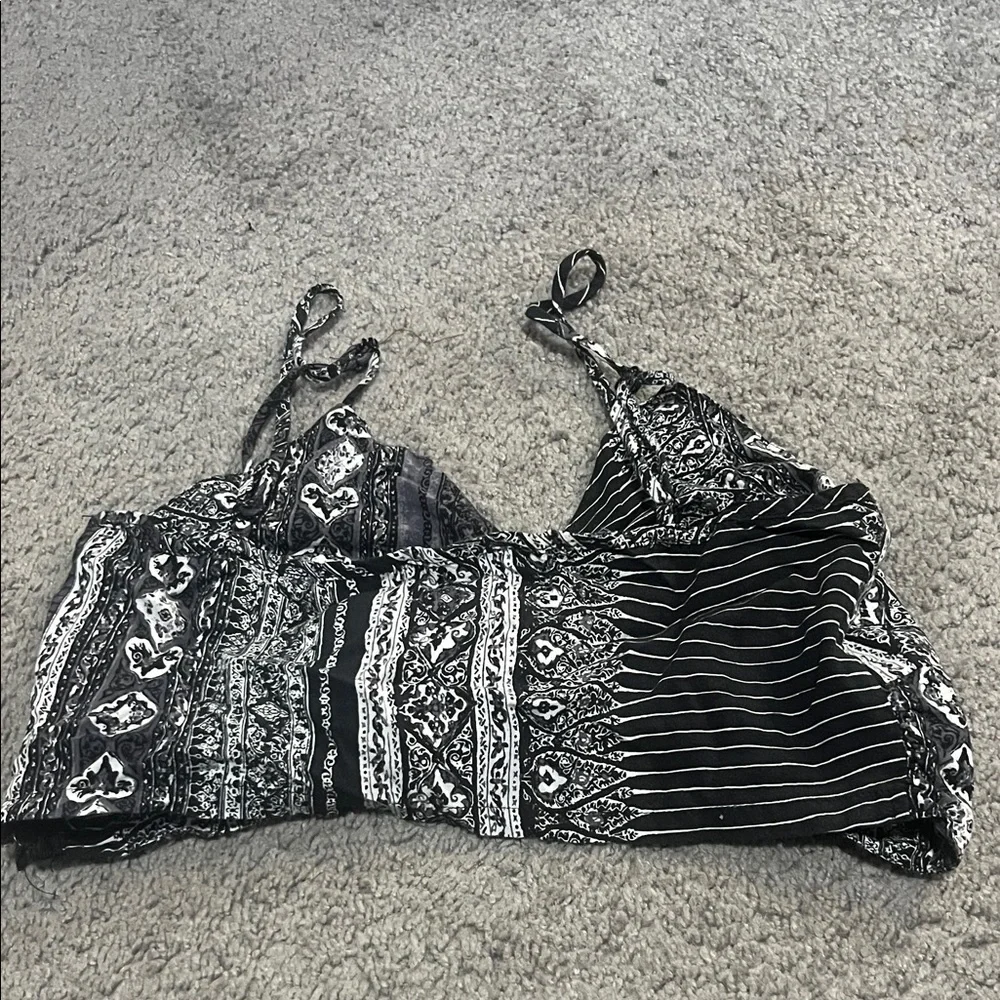 Olivaceous Black and White Crop Top - Picture 2 of 3